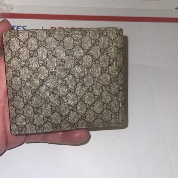 New Gucci wallet has a distressed look - Picture 9 of 11